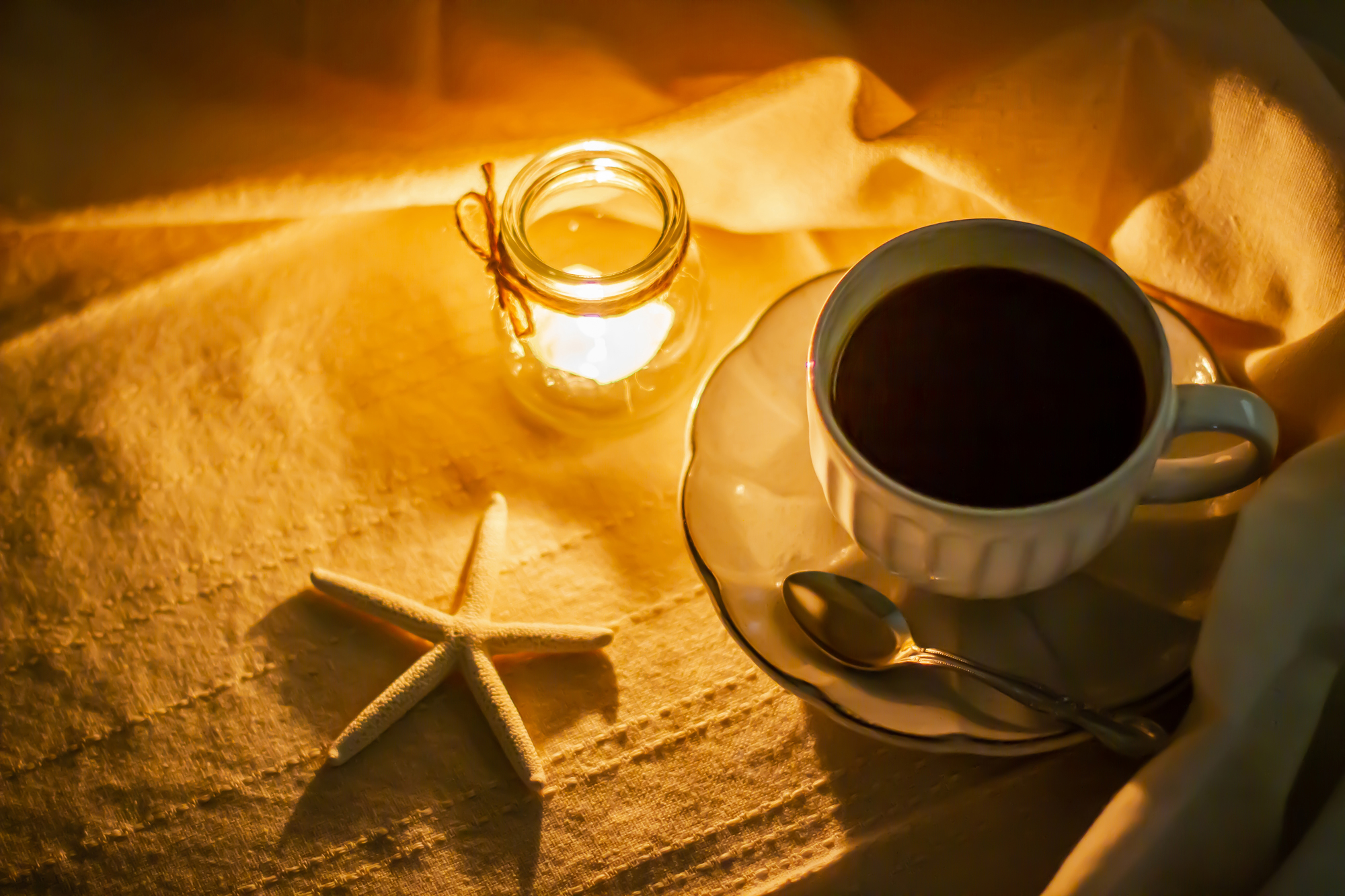 夜カフェが新たな“推し活の空間”に?~Z世代が夜カフェに夢中になる理由と未来予測~